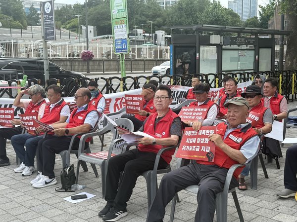 6월30일(월)  전세버스연대 지부가 3대요구안인 지입제 양성화,유류보조금지급, 차량연한연장등을 이재명 새정부 용산대통령실에 전달 했습니다.